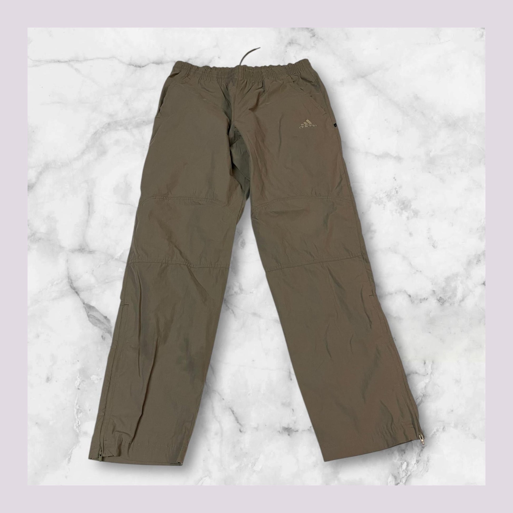 Entdecke unsere Vintage Track Pants von Nike und anderen Marken, erhältlich bei Valuxery.de - Dein Shop für trendige Vintage - Kleidung. Unsere Track Pants sind aus hochwertigen Materialien und