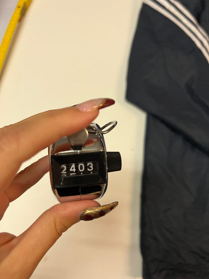 Entdecke unsere Vintage Track Pants von Nike und anderen Marken, erhältlich bei Valuxery.de - Dein Shop für trendige Vintage - Kleidung. Unsere Track Pants sind aus hochwertigen Materialien und