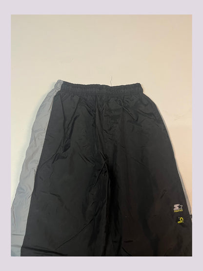 Entdecke unsere Vintage Track Pants von Nike und anderen Marken, erhältlich bei Valuxery.de - Dein Shop für trendige Vintage - Kleidung. Unsere Track Pants sind aus hochwertigen Materialien und