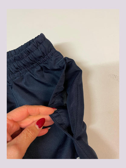 Entdecke unsere Vintage Track Pants von Nike und anderen Marken, erhältlich bei Valuxery.de - Dein Shop für trendige Vintage - Kleidung. Unsere Track Pants sind aus hochwertigen Materialien und