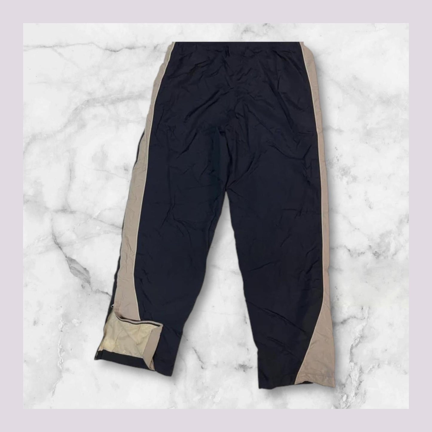 Entdecke unsere Vintage Track Pants von Nike und anderen Marken, erhältlich bei Valuxery.de - Dein Shop für trendige Vintage - Kleidung. Unsere Track Pants sind aus hochwertigen Materialien und