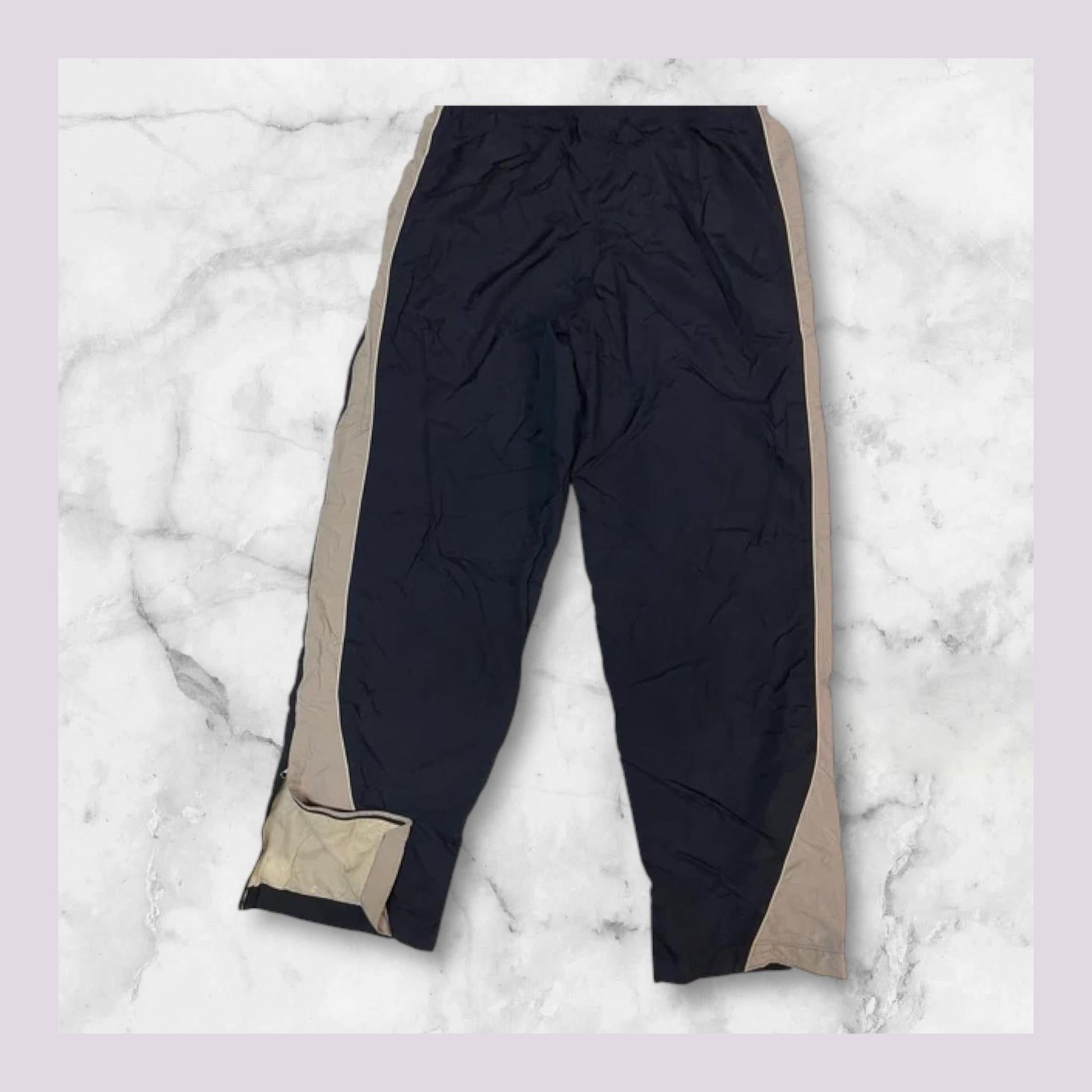 Entdecke unsere Vintage Track Pants von Nike und anderen Marken, erhältlich bei Valuxery.de - Dein Shop für trendige Vintage - Kleidung. Unsere Track Pants sind aus hochwertigen Materialien und