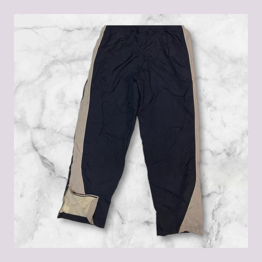 Entdecke unsere Vintage Track Pants von Nike und anderen Marken, erhältlich bei Valuxery.de - Dein Shop für trendige Vintage - Kleidung. Unsere Track Pants sind aus hochwertigen Materialien und