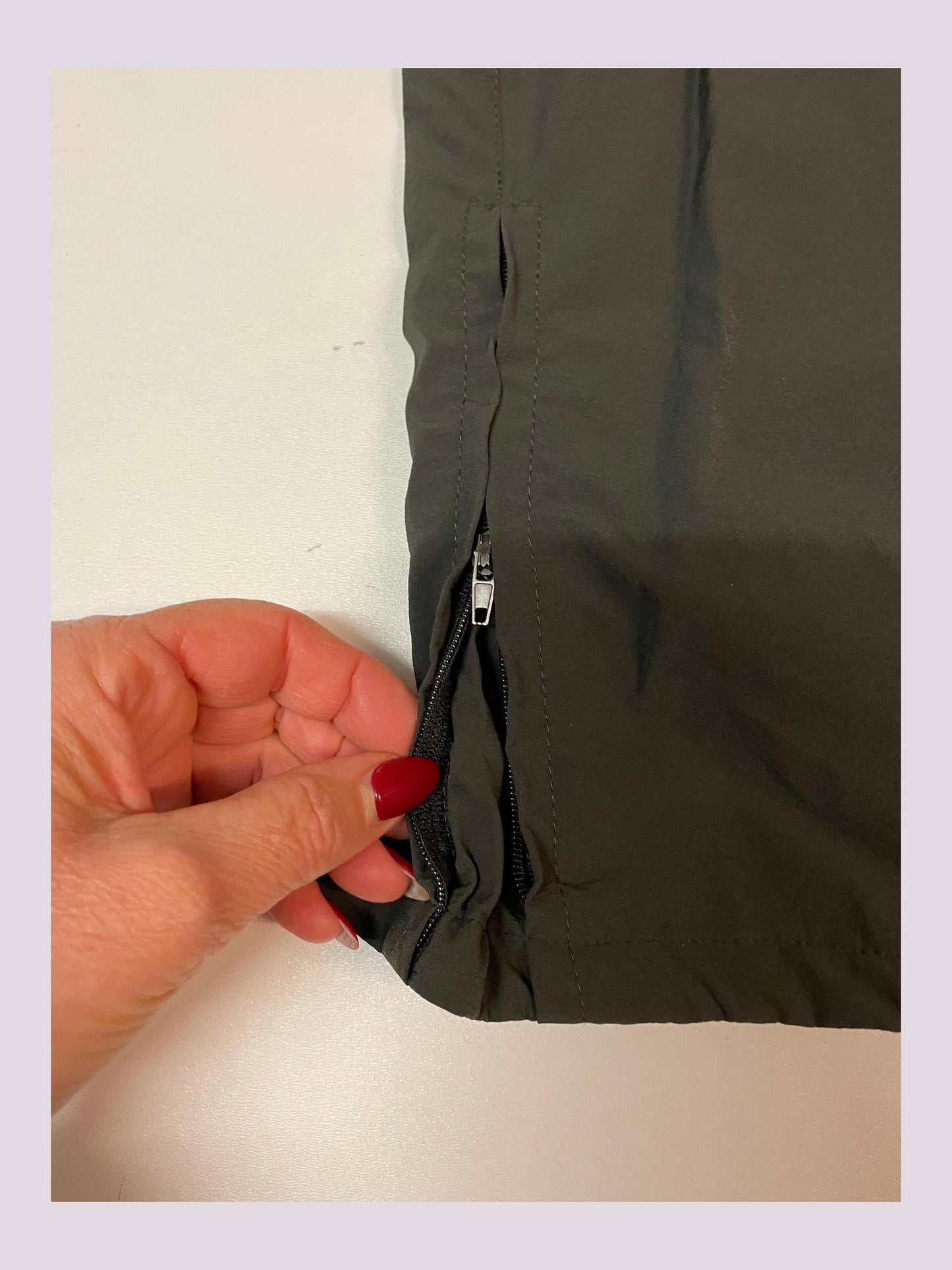 Entdecke unsere Vintage Track Pants von Nike und anderen Marken, erhältlich bei Valuxery.de - Dein Shop für trendige Vintage - Kleidung. Unsere Track Pants sind aus hochwertigen Materialien und