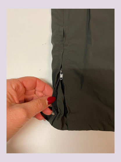 Entdecke unsere Vintage Track Pants von Nike und anderen Marken, erhältlich bei Valuxery.de - Dein Shop für trendige Vintage - Kleidung. Unsere Track Pants sind aus hochwertigen Materialien und