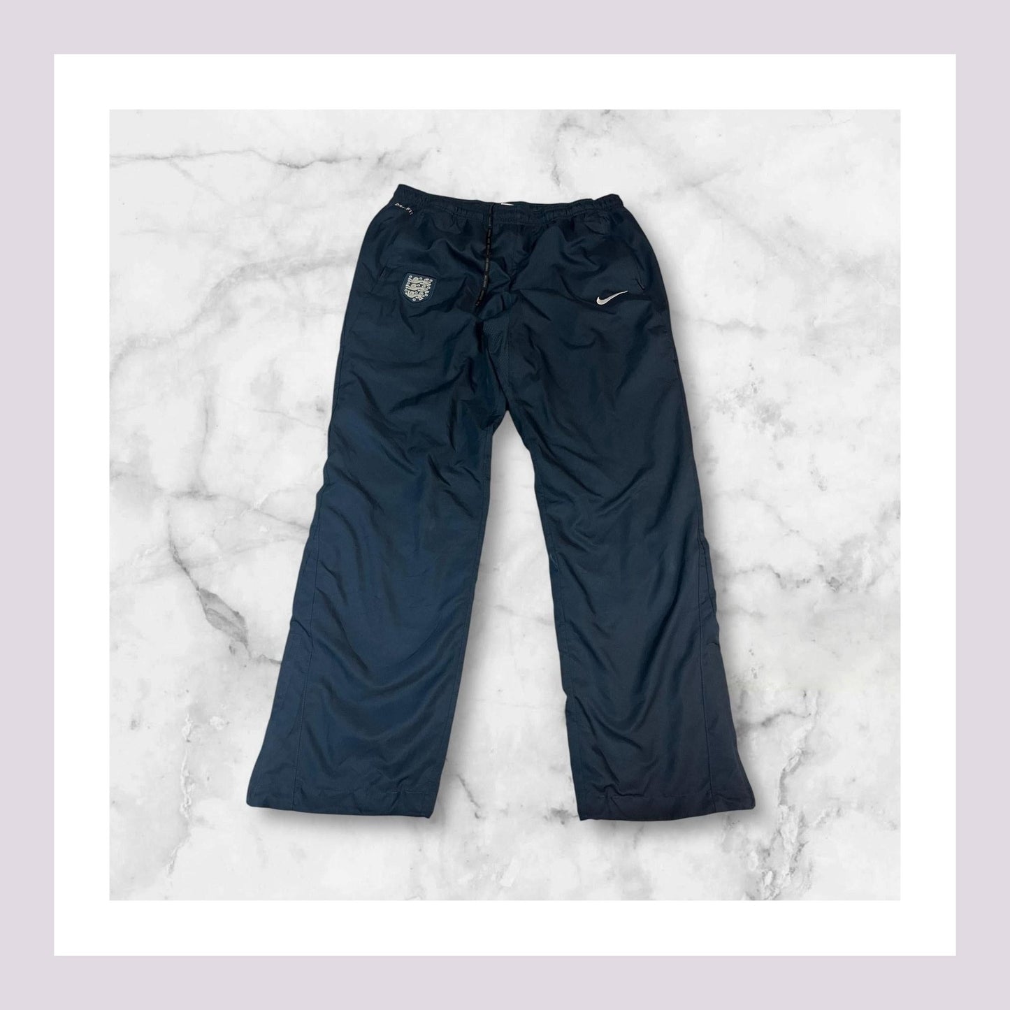 Entdecke unsere Vintage Track Pants von Nike und anderen Marken, erhältlich bei Valuxery.de - Dein Shop für trendige Vintage - Kleidung. Unsere Track Pants sind aus hochwertigen Materialien und