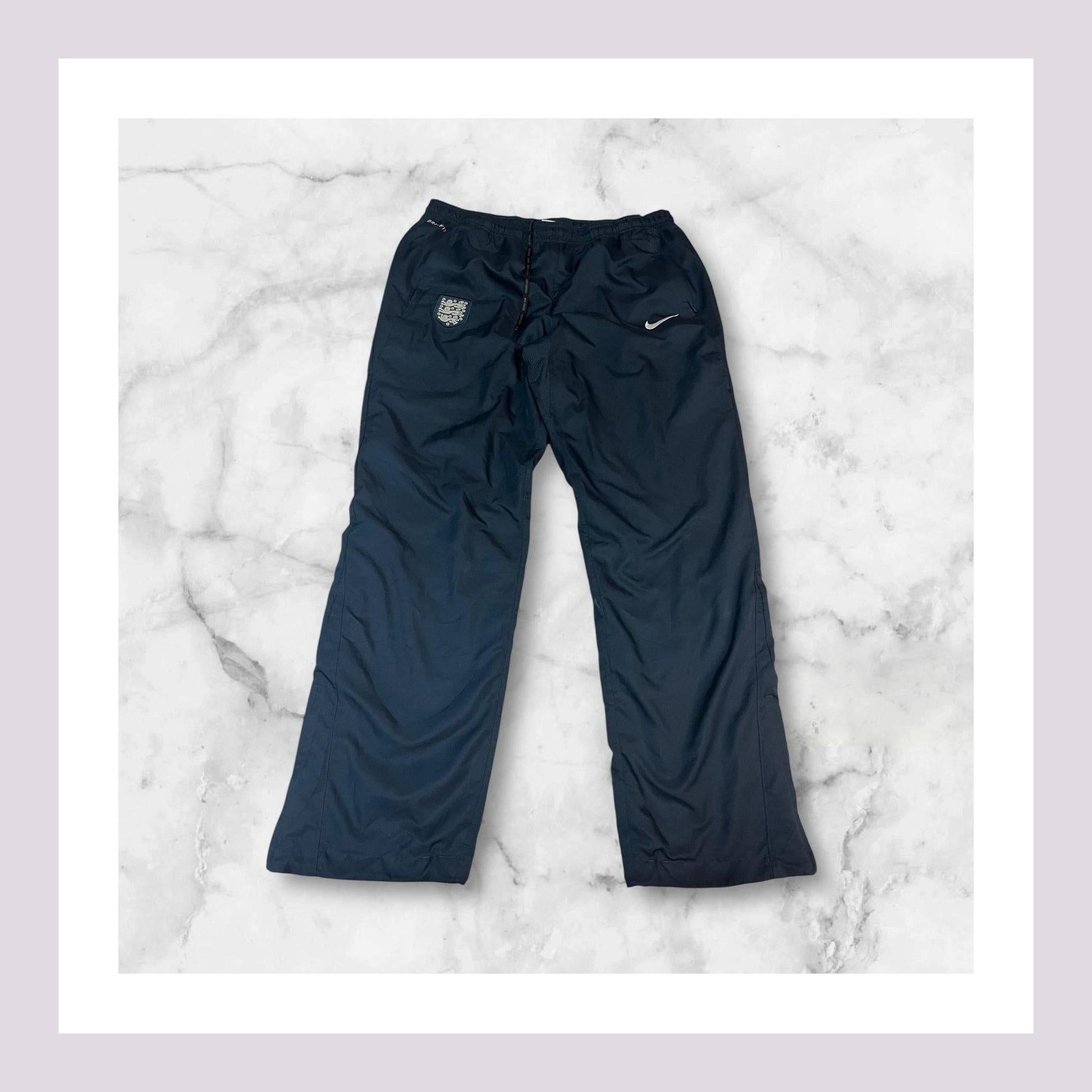 Entdecke unsere Vintage Track Pants von Nike und anderen Marken, erhältlich bei Valuxery.de - Dein Shop für trendige Vintage - Kleidung. Unsere Track Pants sind aus hochwertigen Materialien und