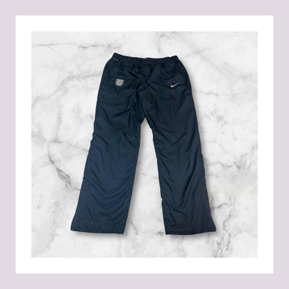 Entdecke unsere Vintage Track Pants von Nike und anderen Marken, erhältlich bei Valuxery.de - Dein Shop für trendige Vintage - Kleidung. Unsere Track Pants sind aus hochwertigen Materialien und
