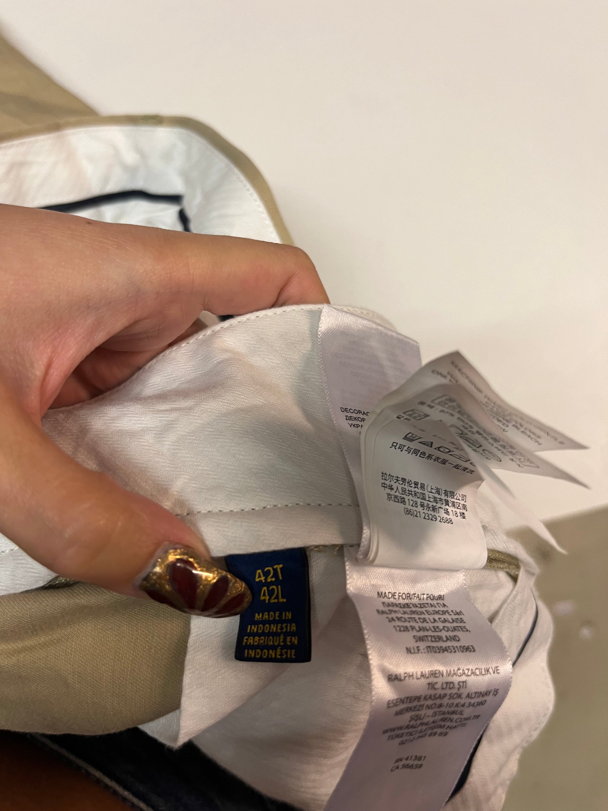 Entdecke unsere Vintage Track Pants von Nike und anderen Marken, erhältlich bei Valuxery.de - Dein Shop für trendige Vintage - Kleidung. Unsere Track Pants sind aus hochwertigen Materialien und