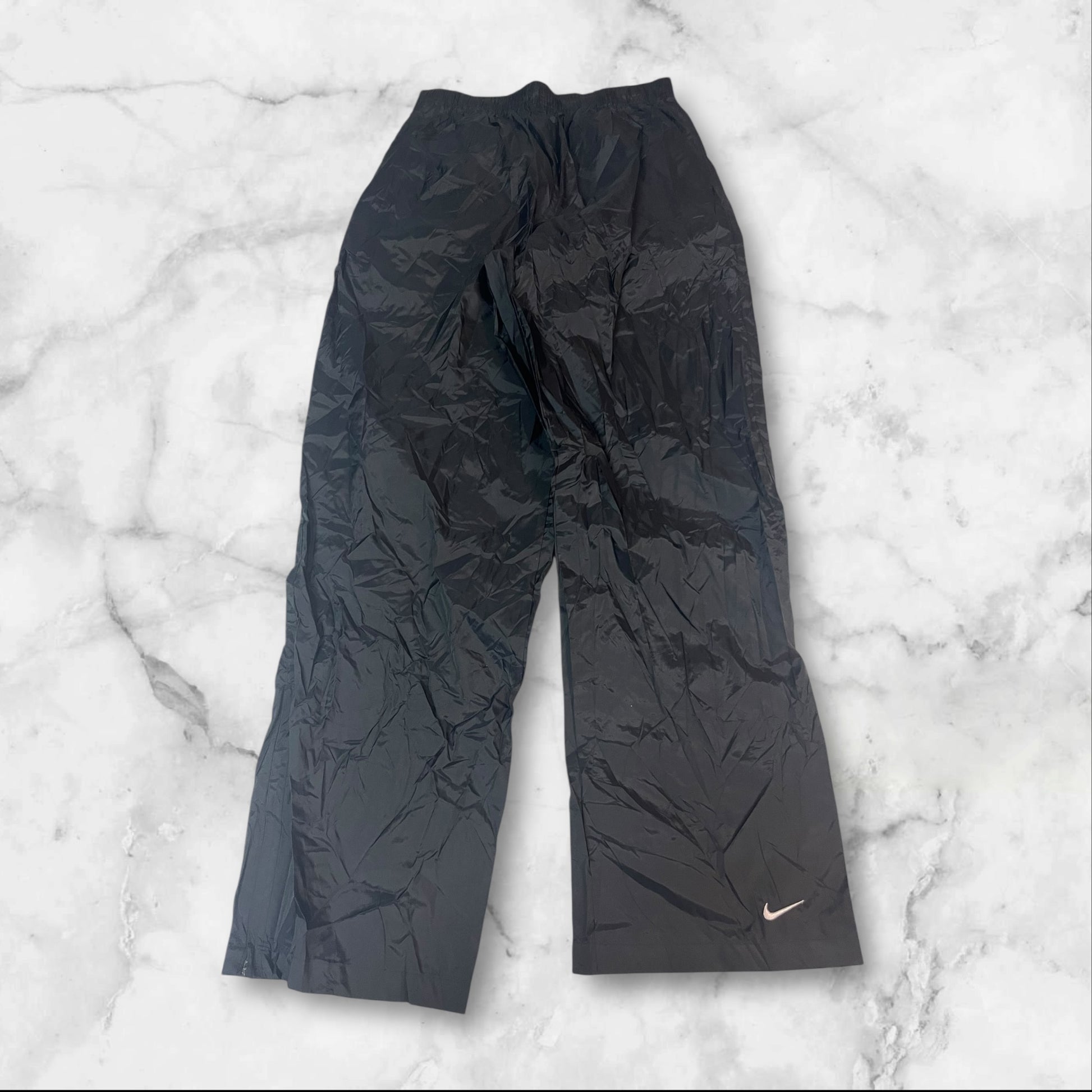 Entdecke unsere Vintage Track Pants von Nike und anderen Marken, erhältlich bei Valuxery.de - Dein Shop für trendige Vintage - Kleidung. Unsere Track Pants sind aus hochwertigen Materialien und