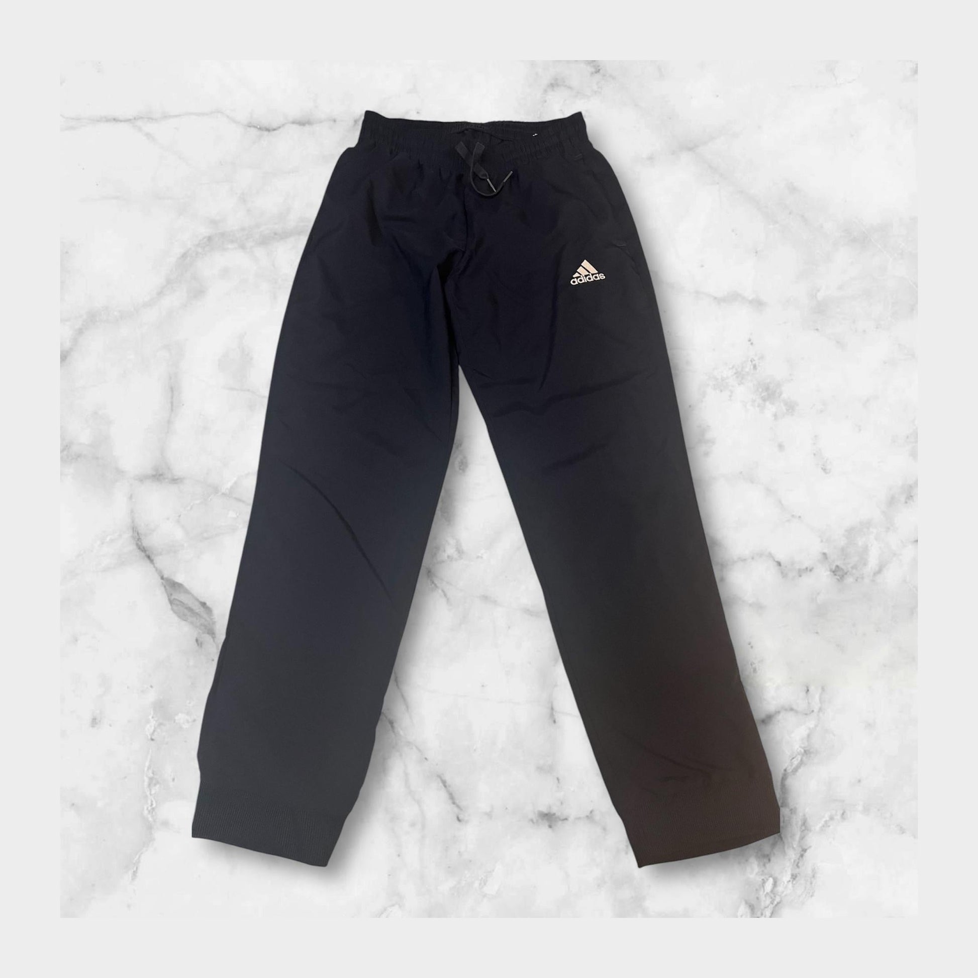 Entdecke unsere Vintage Track Pants von Nike und anderen Marken, erhältlich bei Valuxery.de - Dein Shop für trendige Vintage - Kleidung. Unsere Track Pants sind aus hochwertigen Materialien und
