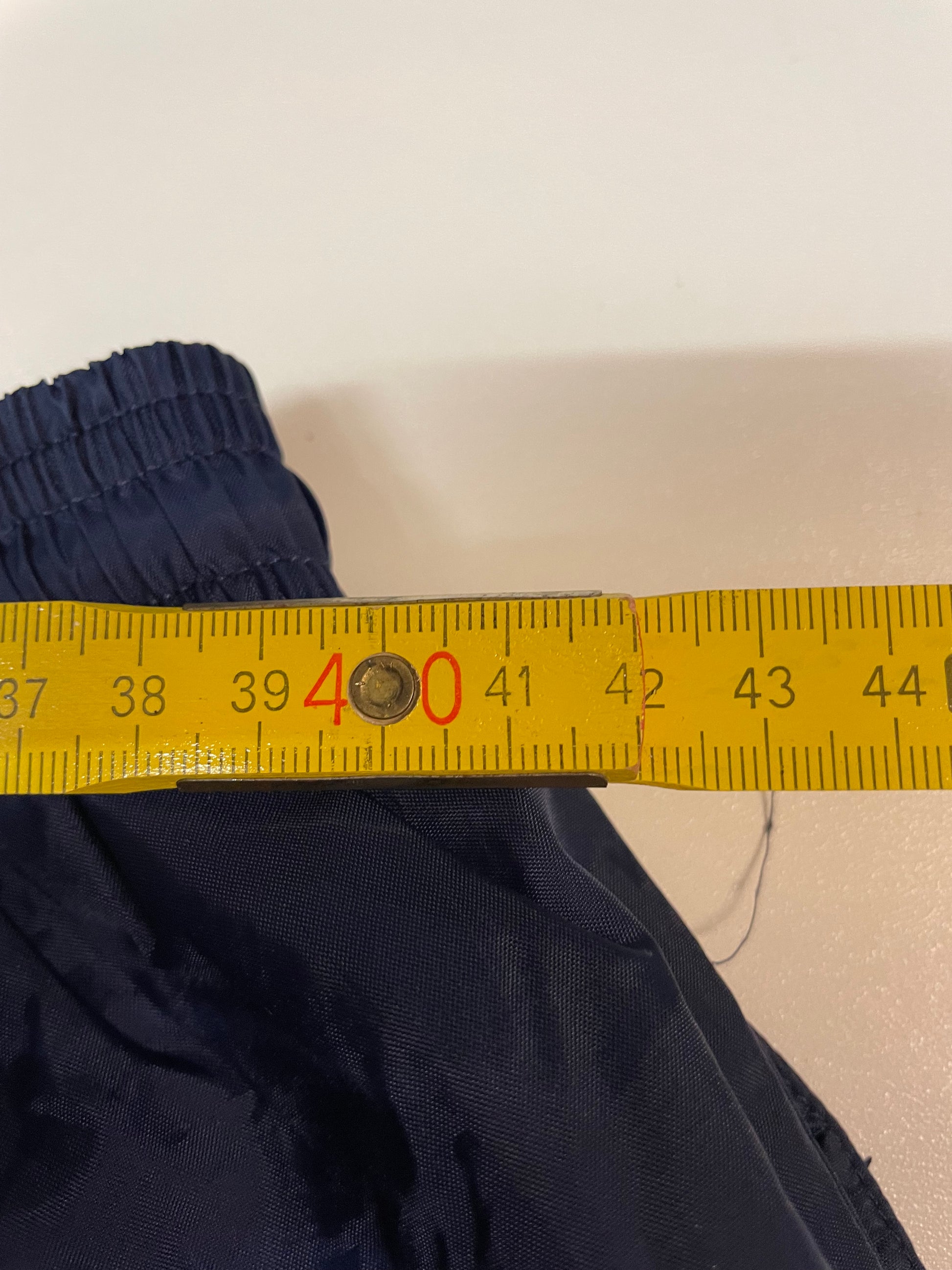 Entdecke unsere Vintage Track Pants von Nike und anderen Marken, erhältlich bei Valuxery.de - Dein Shop für trendige Vintage - Kleidung. Unsere Track Pants sind aus hochwertigen Materialien und