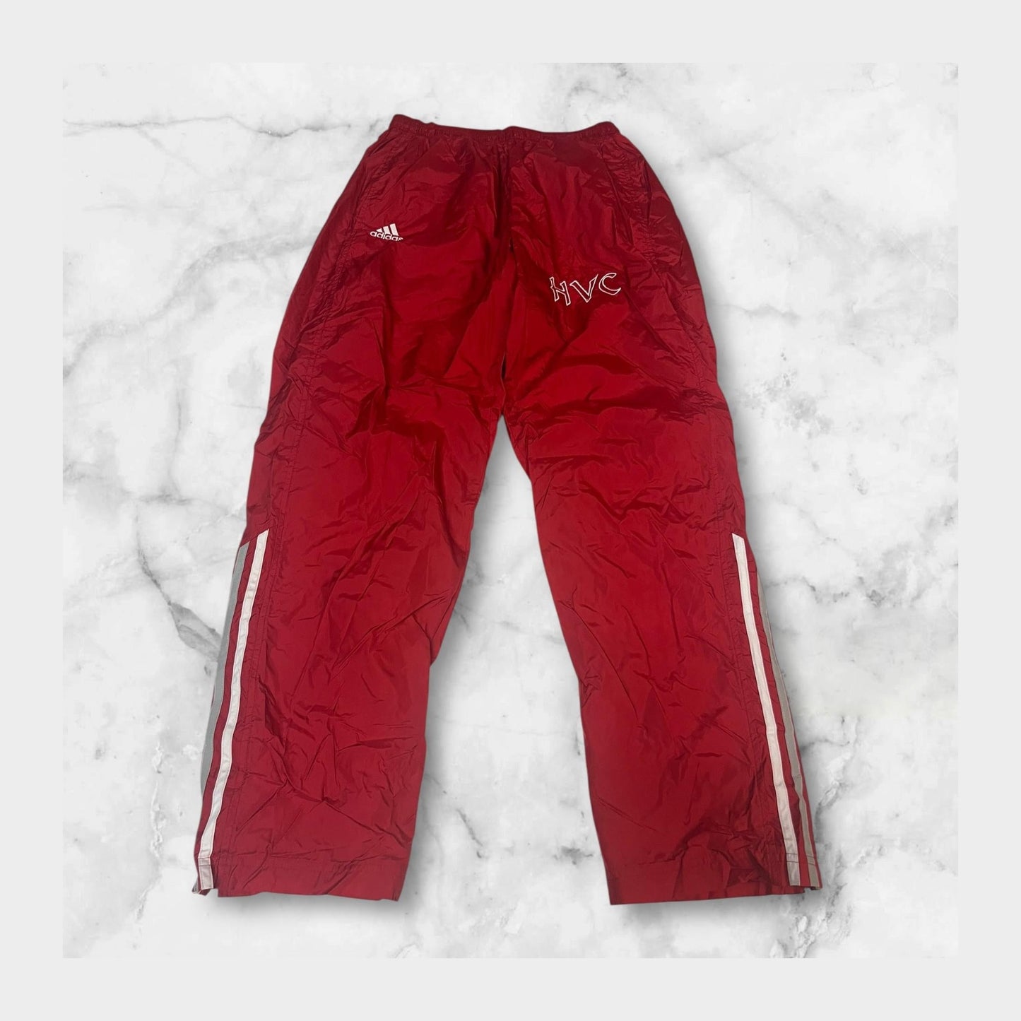 Entdecke unsere Vintage Track Pants von Nike und anderen Marken, erhältlich bei Valuxery.de - Dein Shop für trendige Vintage - Kleidung. Unsere Track Pants sind aus hochwertigen Materialien und