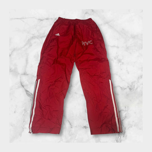 Entdecke unsere Vintage Track Pants von Nike und anderen Marken, erhältlich bei Valuxery.de - Dein Shop für trendige Vintage - Kleidung. Unsere Track Pants sind aus hochwertigen Materialien und