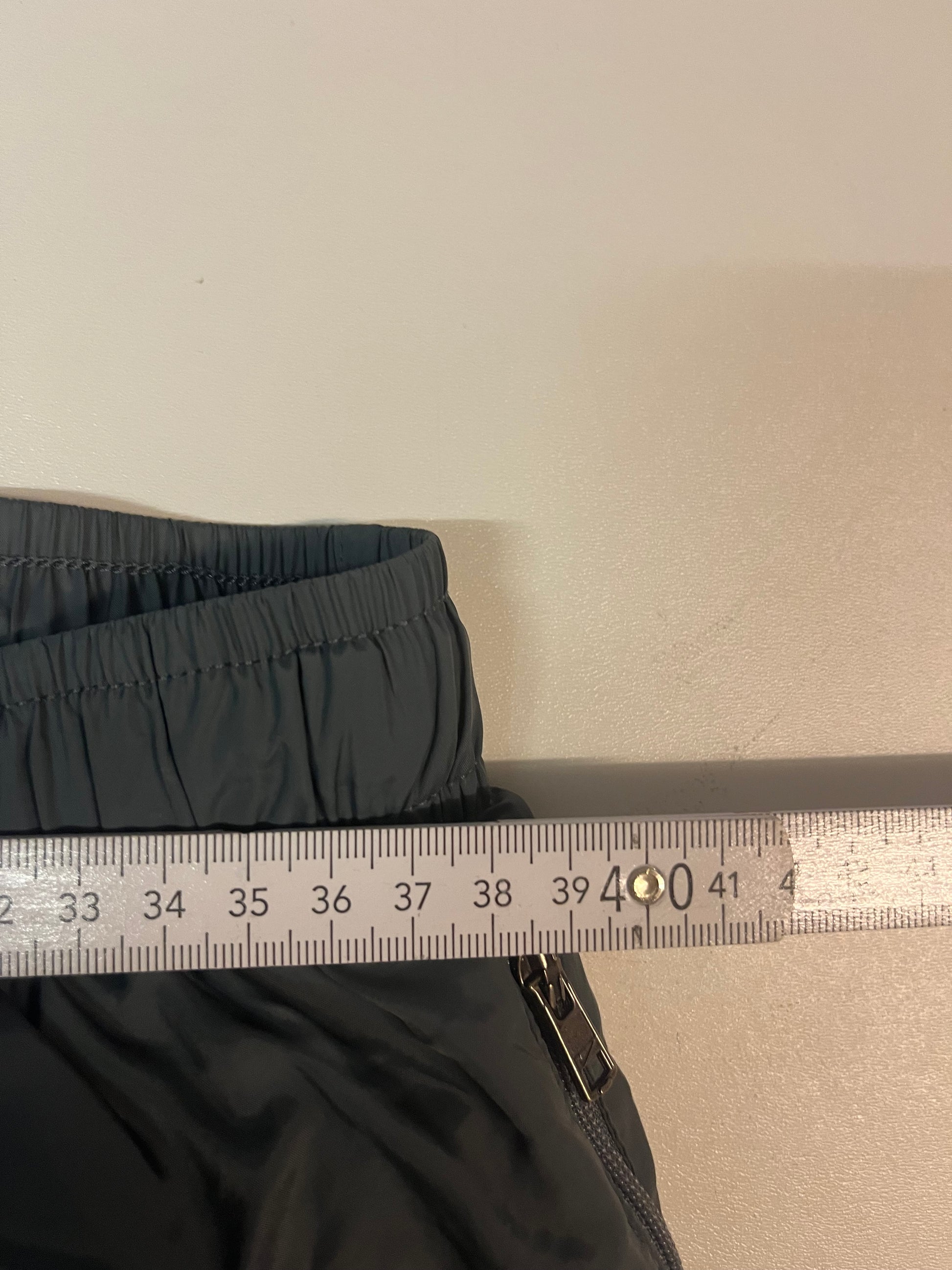 Entdecke unsere Vintage Track Pants von Nike und anderen Marken, erhältlich bei Valuxery.de - Dein Shop für trendige Vintage - Kleidung. Unsere Track Pants sind aus hochwertigen Materialien und