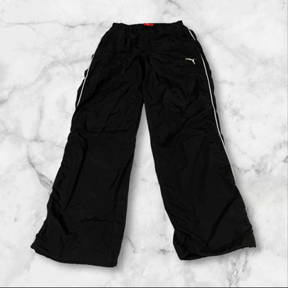 Entdecke unsere Vintage Track Pants von Nike und anderen Marken, erhältlich bei Valuxery.de - Dein Shop für trendige Vintage - Kleidung. Unsere Track Pants sind aus hochwertigen Materialien und