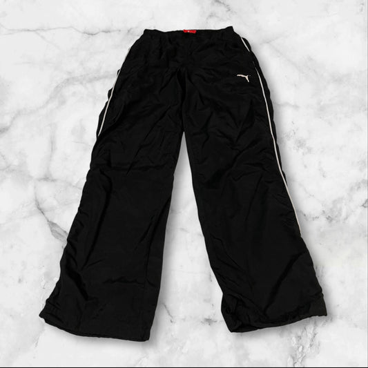 Entdecke unsere Vintage Track Pants von Nike und anderen Marken, erhältlich bei Valuxery.de - Dein Shop für trendige Vintage - Kleidung. Unsere Track Pants sind aus hochwertigen Materialien und