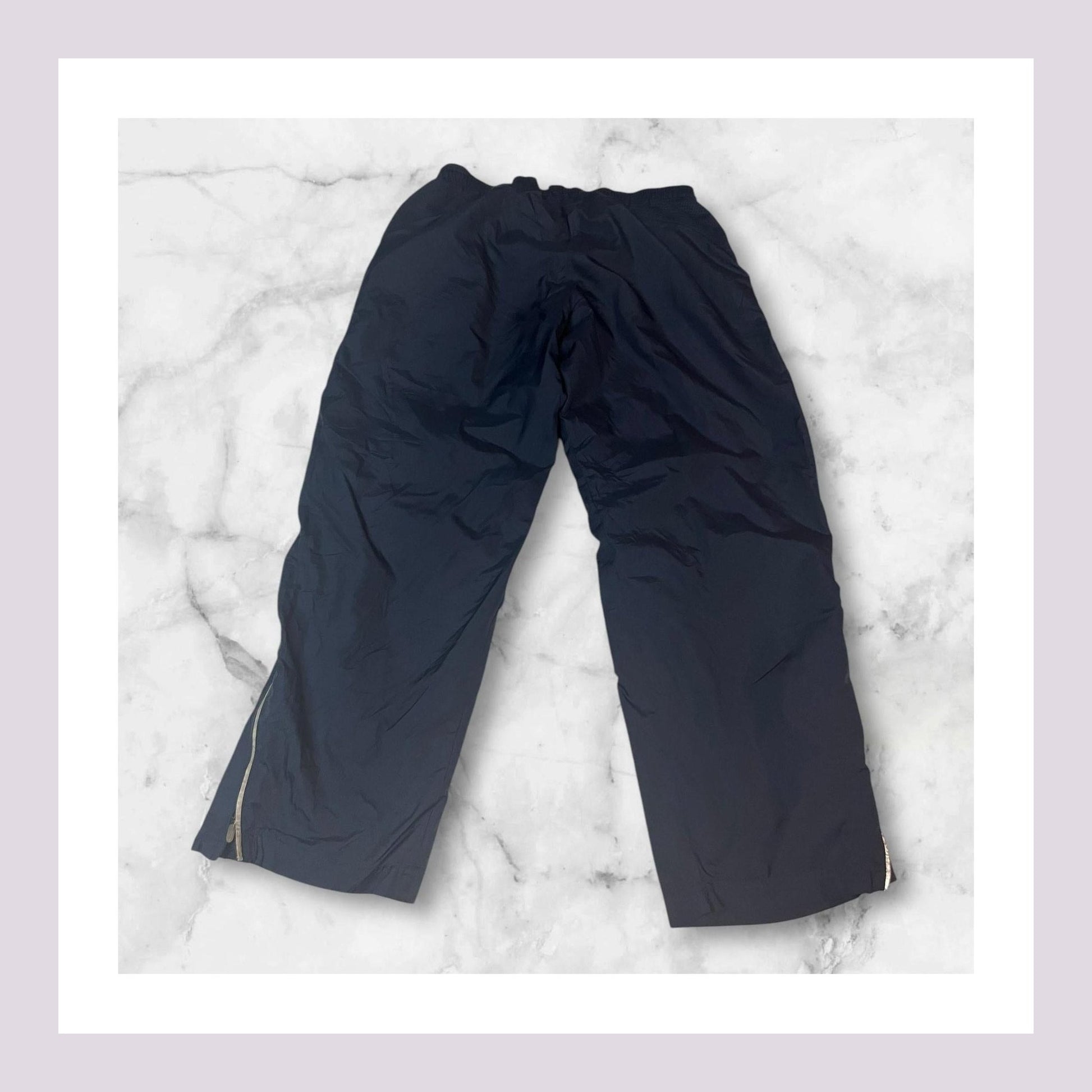 Entdecke unsere Vintage Track Pants von Nike und anderen Marken, erhältlich bei Valuxery.de - Dein Shop für trendige Vintage - Kleidung. Unsere Track Pants sind aus hochwertigen Materialien und