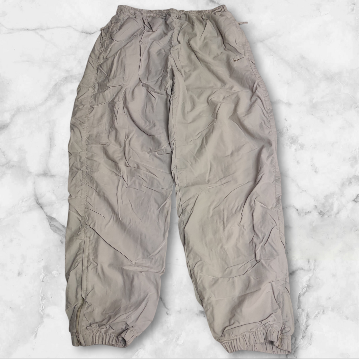 Entdecke unsere Vintage Track Pants von Nike und anderen Marken, erhältlich bei Valuxery.de - Dein Shop für trendige Vintage - Kleidung. Unsere Track Pants sind aus hochwertigen Materialien und