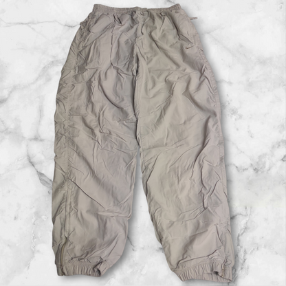 Entdecke unsere Vintage Track Pants von Nike und anderen Marken, erhältlich bei Valuxery.de - Dein Shop für trendige Vintage - Kleidung. Unsere Track Pants sind aus hochwertigen Materialien und