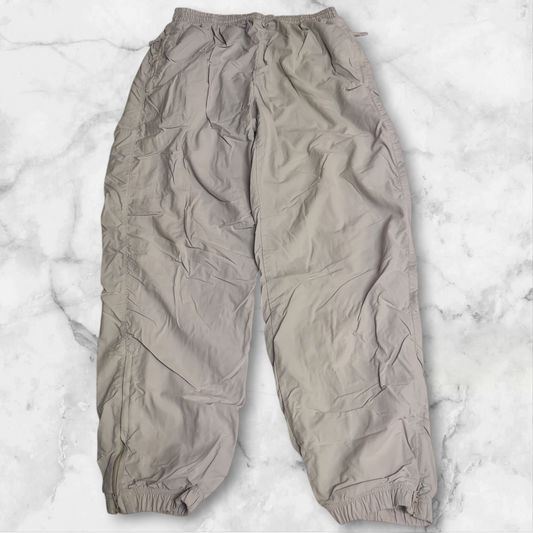 Entdecke unsere Vintage Track Pants von Nike und anderen Marken, erhältlich bei Valuxery.de - Dein Shop für trendige Vintage - Kleidung. Unsere Track Pants sind aus hochwertigen Materialien und
