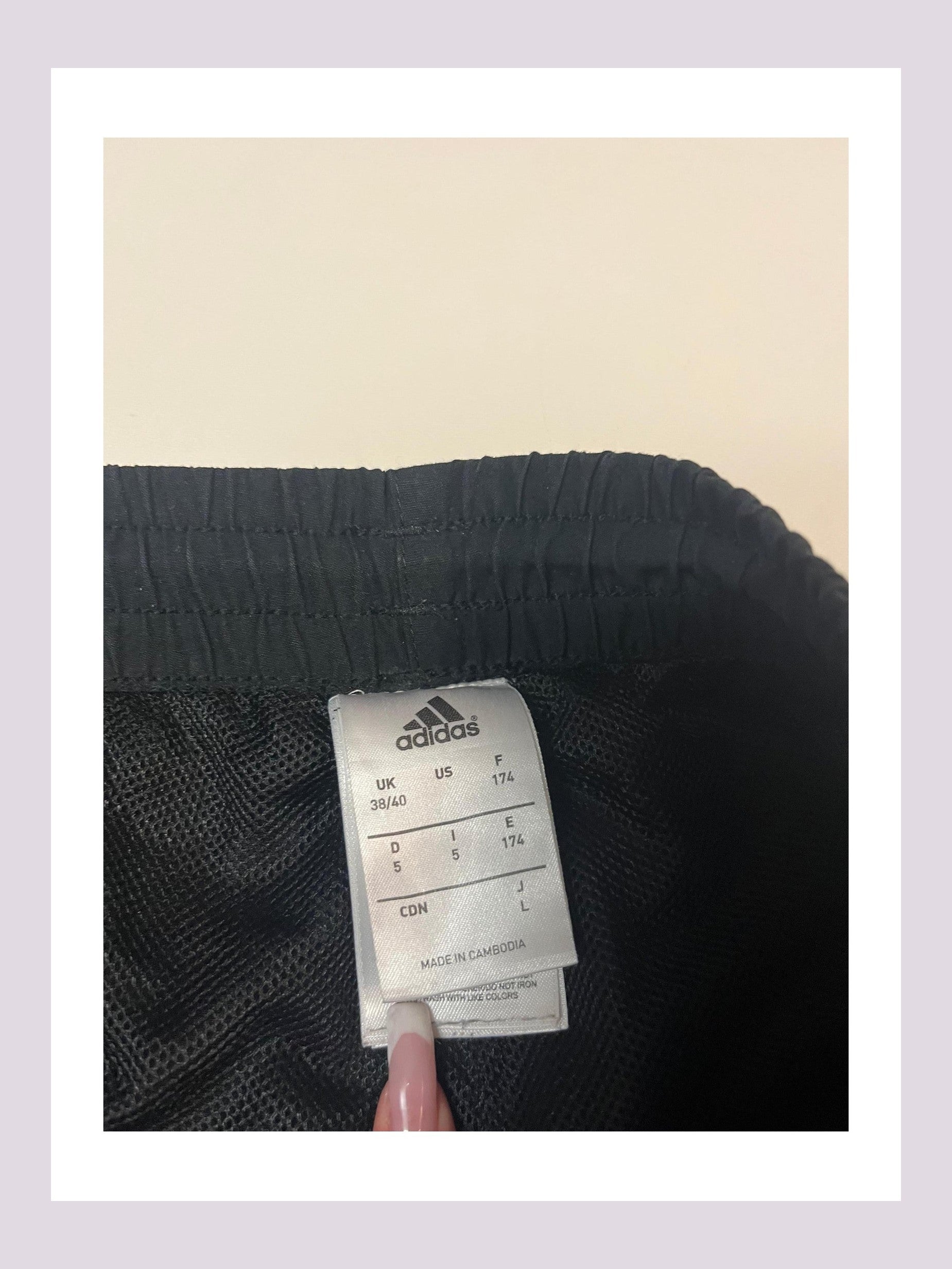 Entdecke unsere Vintage Track Pants von Nike und anderen Marken, erhältlich bei Valuxery.de - Dein Shop für trendige Vintage - Kleidung. Unsere Track Pants sind aus hochwertigen Materialien und