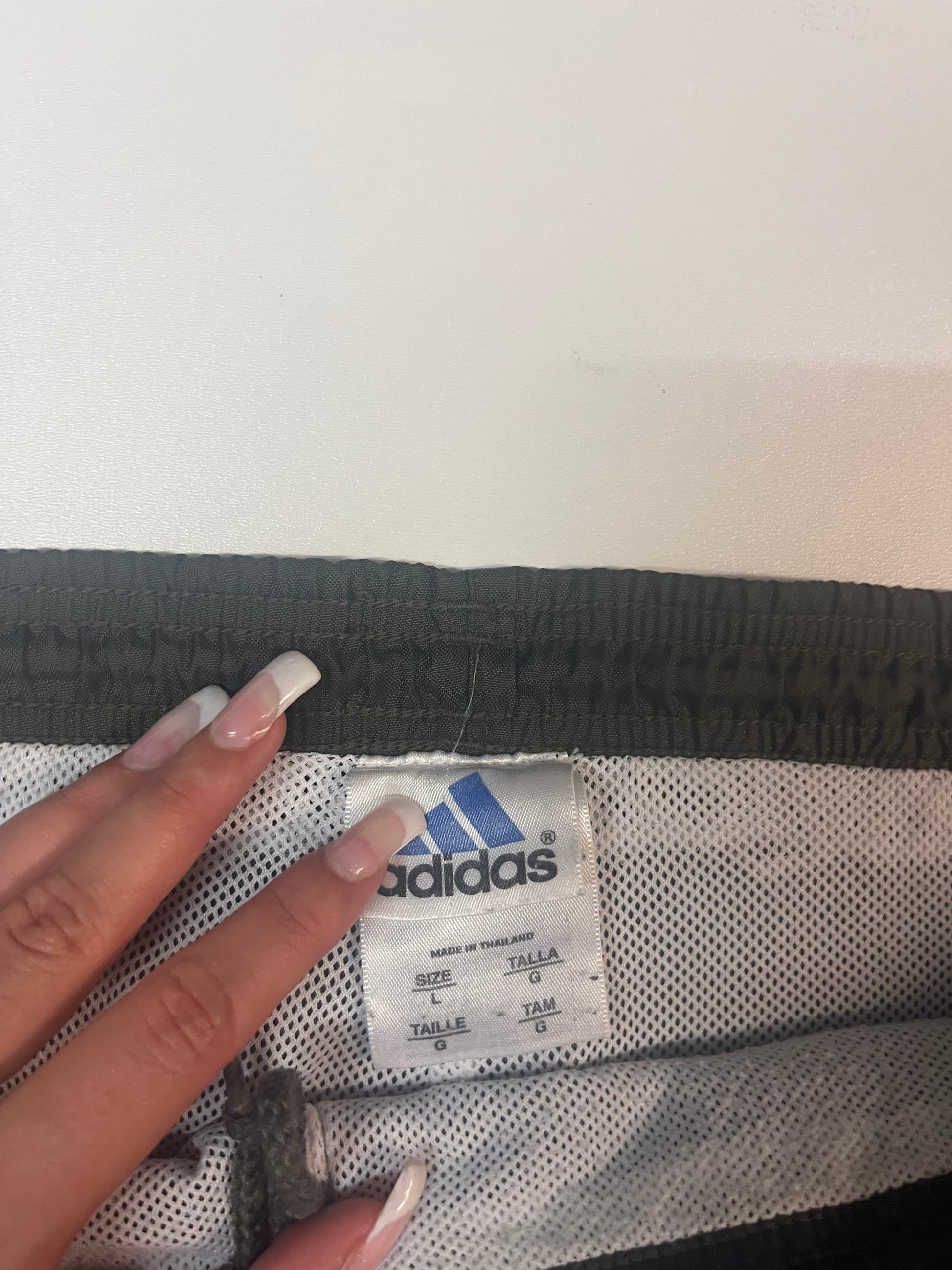 Entdecke unsere Vintage Track Pants von Nike und anderen Marken, erhältlich bei Valuxery.de - Dein Shop für trendige Vintage - Kleidung. Unsere Track Pants sind aus hochwertigen Materialien und