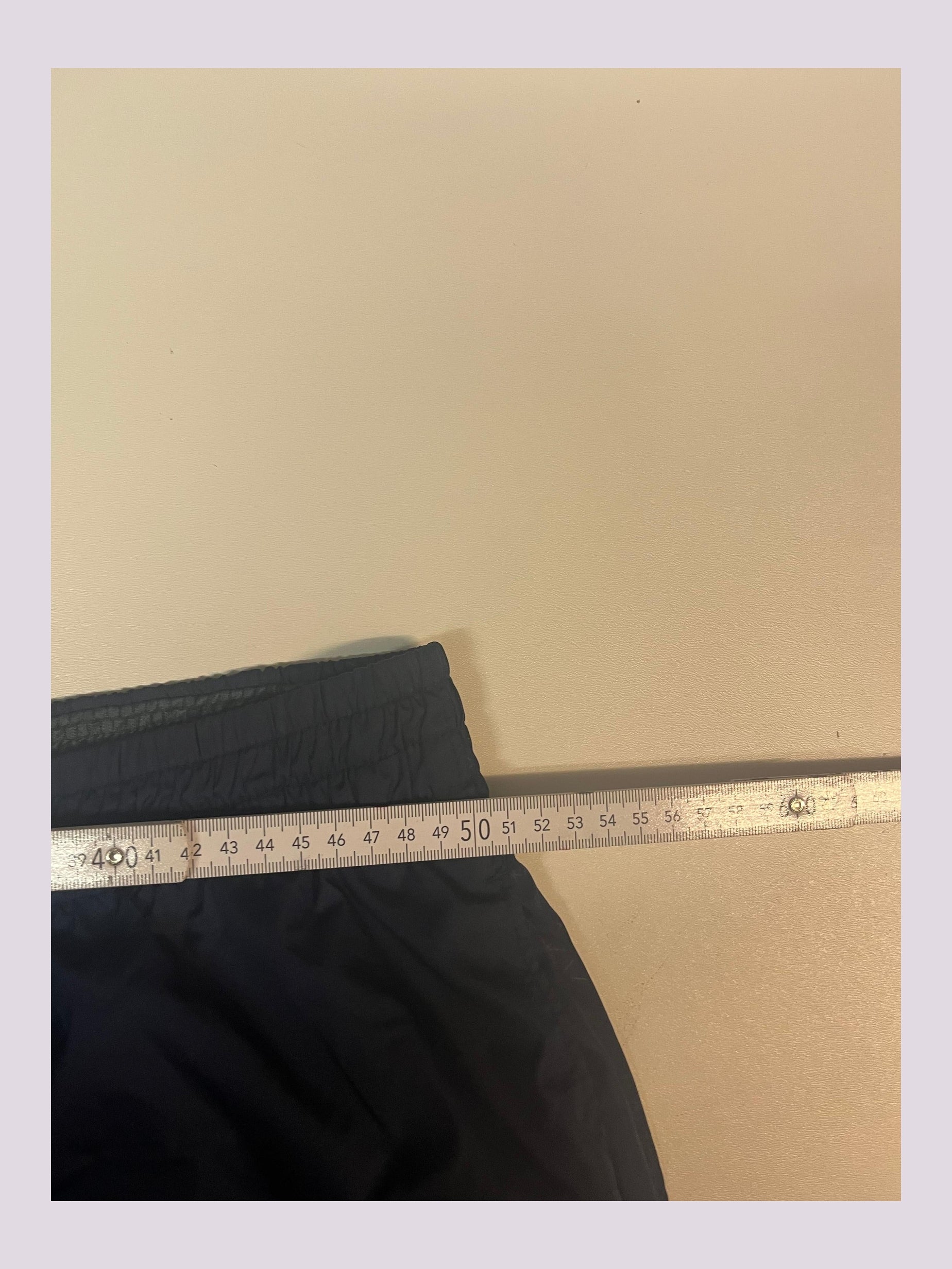 Entdecke unsere Vintage Track Pants von Nike und anderen Marken, erhältlich bei Valuxery.de - Dein Shop für trendige Vintage - Kleidung. Unsere Track Pants sind aus hochwertigen Materialien und