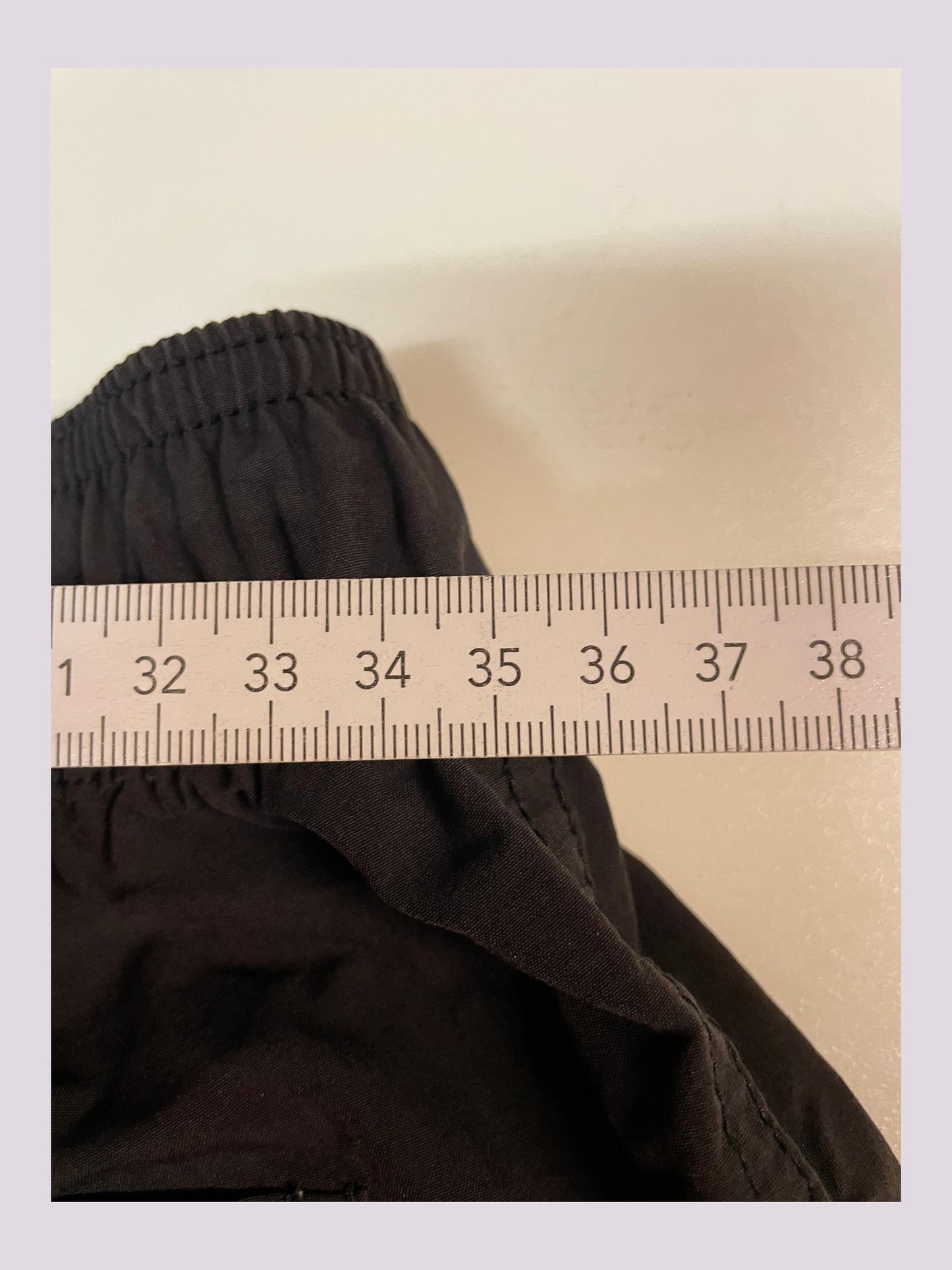 Entdecke unsere Vintage Track Pants von Nike und anderen Marken, erhältlich bei Valuxery.de - Dein Shop für trendige Vintage - Kleidung. Unsere Track Pants sind aus hochwertigen Materialien und