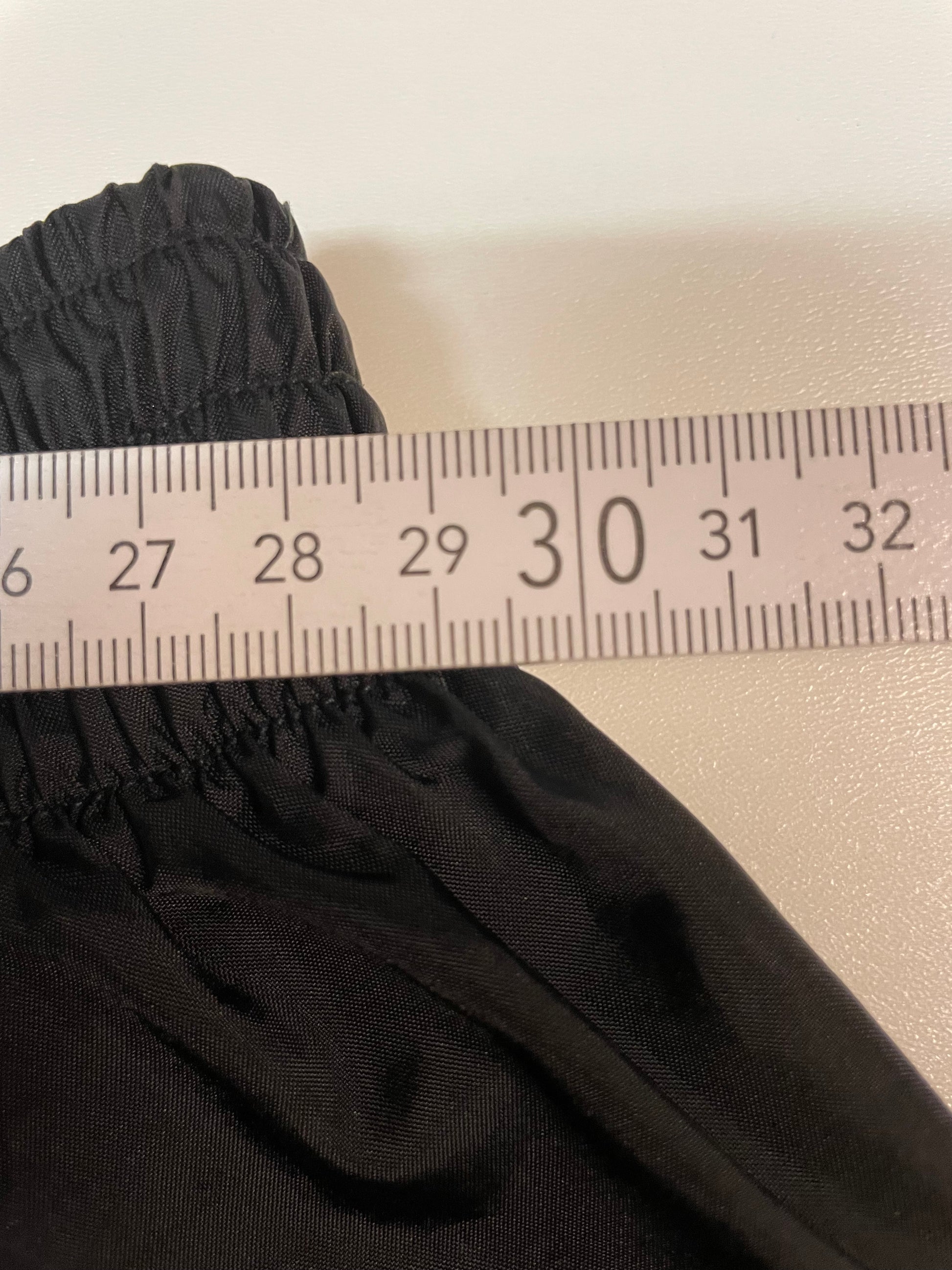 Entdecke unsere Vintage Track Pants von Nike und anderen Marken, erhältlich bei Valuxery.de - Dein Shop für trendige Vintage - Kleidung. Unsere Track Pants sind aus hochwertigen Materialien und