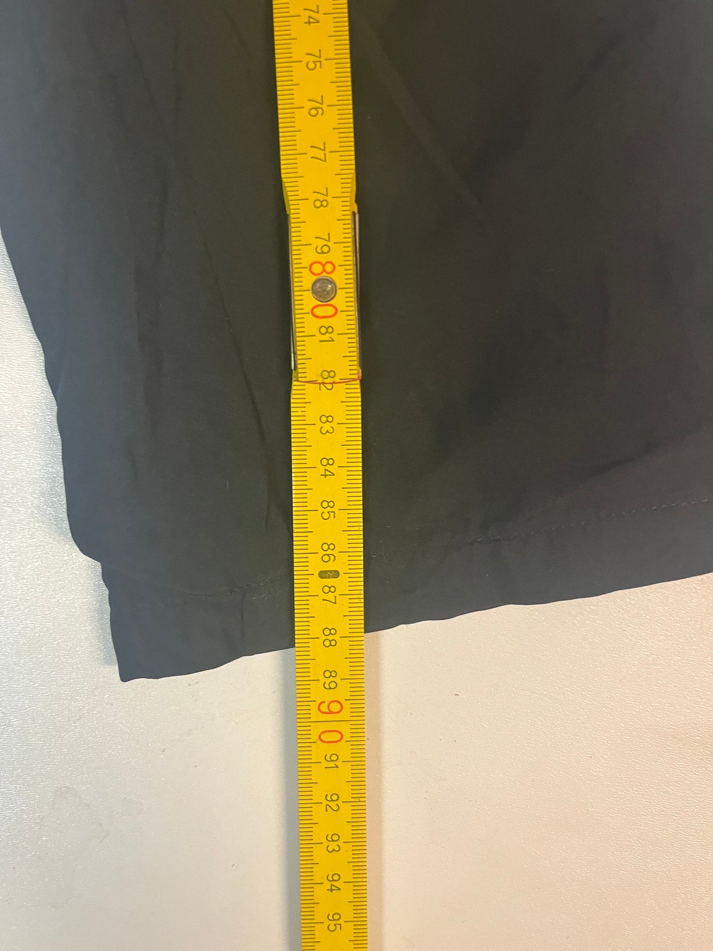 Entdecke unsere Vintage Track Pants von Nike und anderen Marken, erhältlich bei Valuxery.de - Dein Shop für trendige Vintage - Kleidung. Unsere Track Pants sind aus hochwertigen Materialien und