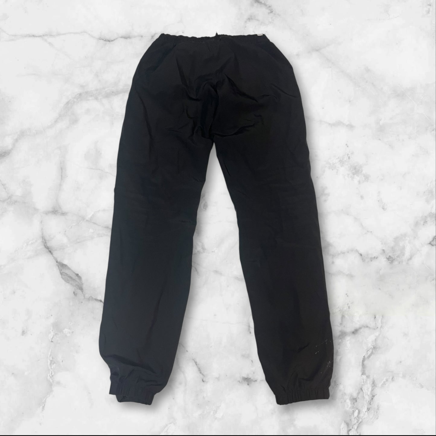 Entdecke unsere Vintage Track Pants von Nike und anderen Marken, erhältlich bei Valuxery.de - Dein Shop für trendige Vintage - Kleidung. Unsere Track Pants sind aus hochwertigen Materialien und