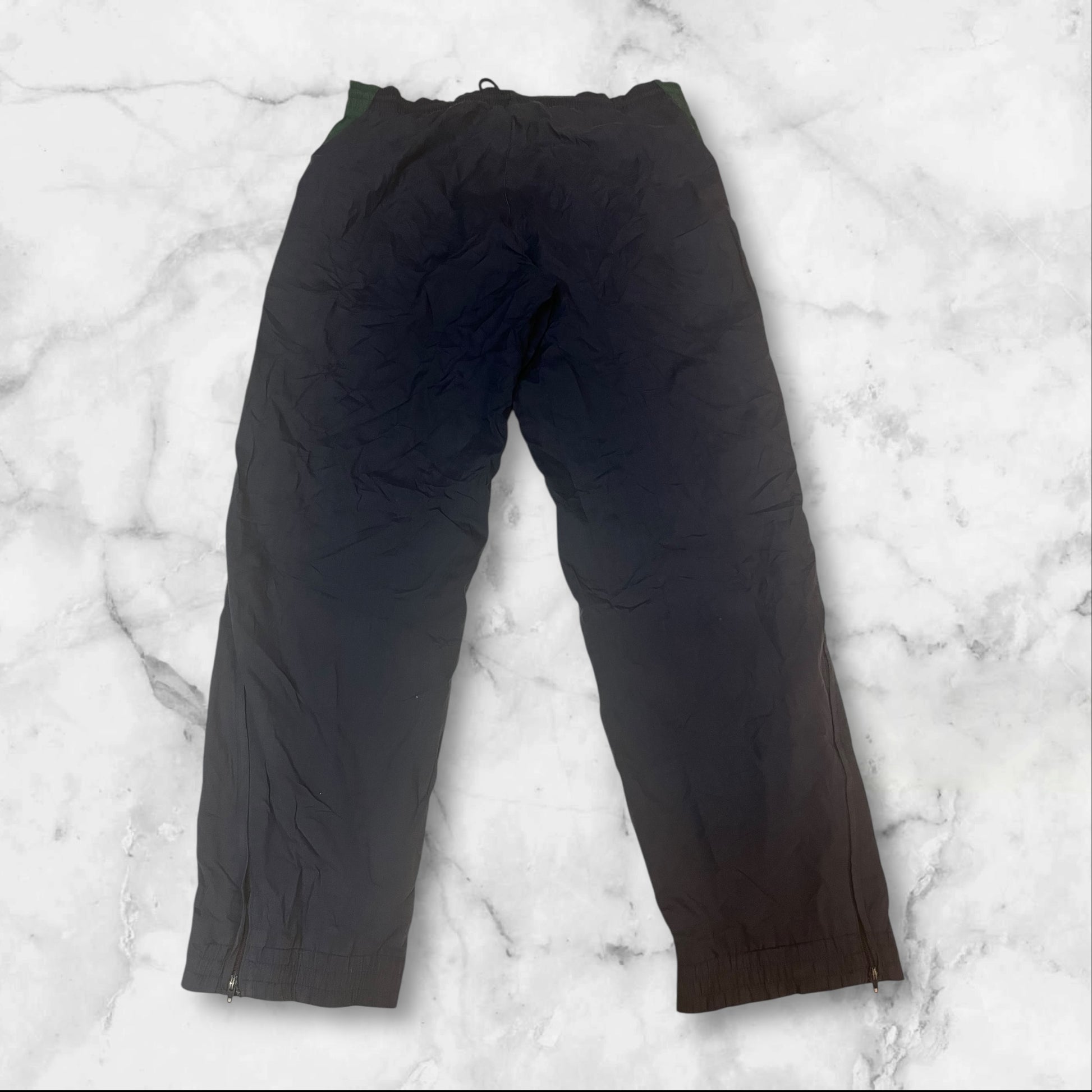 Entdecke unsere Vintage Track Pants von Nike und anderen Marken, erhältlich bei Valuxery.de - Dein Shop für trendige Vintage - Kleidung. Unsere Track Pants sind aus hochwertigen Materialien und