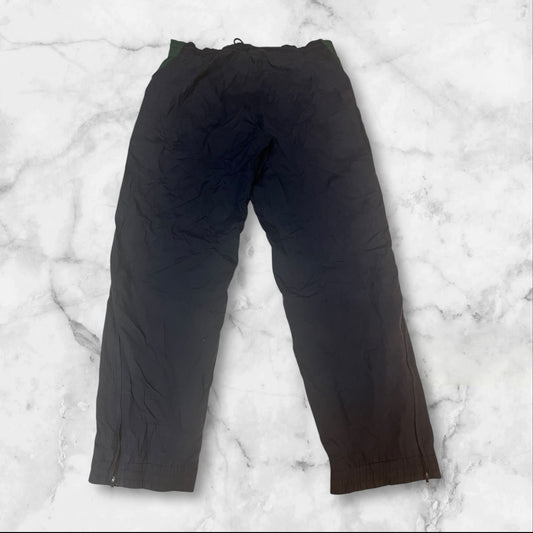 Entdecke unsere Vintage Track Pants von Nike und anderen Marken, erhältlich bei Valuxery.de - Dein Shop für trendige Vintage - Kleidung. Unsere Track Pants sind aus hochwertigen Materialien und