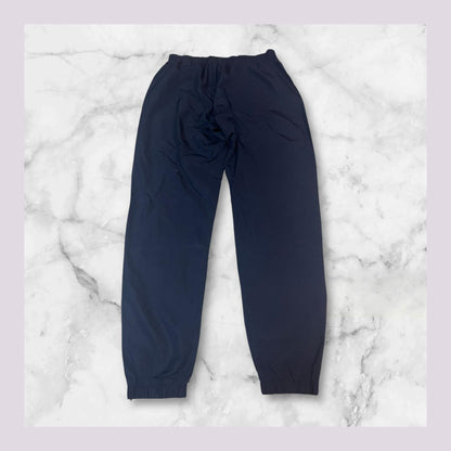 Entdecke unsere Vintage Track Pants von Nike und anderen Marken, erhältlich bei Valuxery.de - Dein Shop für trendige Vintage - Kleidung. Unsere Track Pants sind aus hochwertigen Materialien und