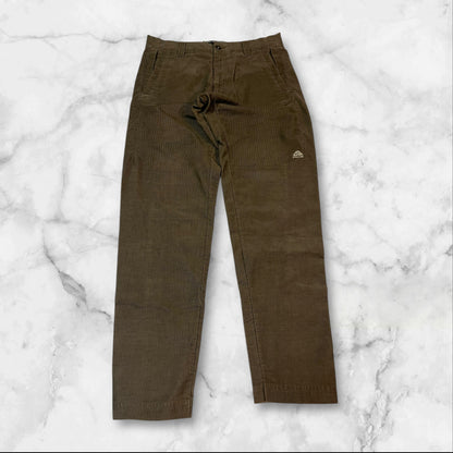 Entdecke unsere Vintage Track Pants von Nike und anderen Marken, erhältlich bei Valuxery.de - Dein Shop für trendige Vintage - Kleidung. Unsere Track Pants sind aus hochwertigen Materialien und