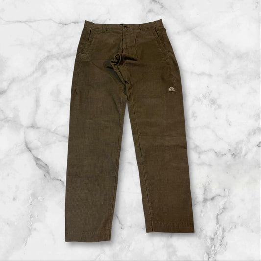 Entdecke unsere Vintage Track Pants von Nike und anderen Marken, erhältlich bei Valuxery.de - Dein Shop für trendige Vintage - Kleidung. Unsere Track Pants sind aus hochwertigen Materialien und