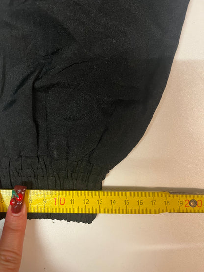 Entdecke unsere Vintage Track Pants von Nike und anderen Marken, erhältlich bei Valuxery.de - Dein Shop für trendige Vintage - Kleidung. Unsere Track Pants sind aus hochwertigen Materialien und