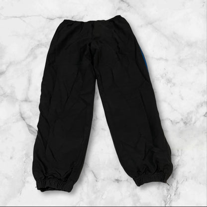 Entdecke unsere Vintage Track Pants von Nike und anderen Marken, erhältlich bei Valuxery.de - Dein Shop für trendige Vintage - Kleidung. Unsere Track Pants sind aus hochwertigen Materialien und