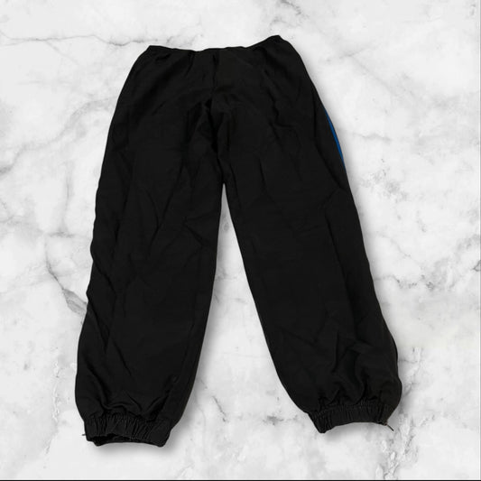 Entdecke unsere Vintage Track Pants von Nike und anderen Marken, erhältlich bei Valuxery.de - Dein Shop für trendige Vintage - Kleidung. Unsere Track Pants sind aus hochwertigen Materialien und