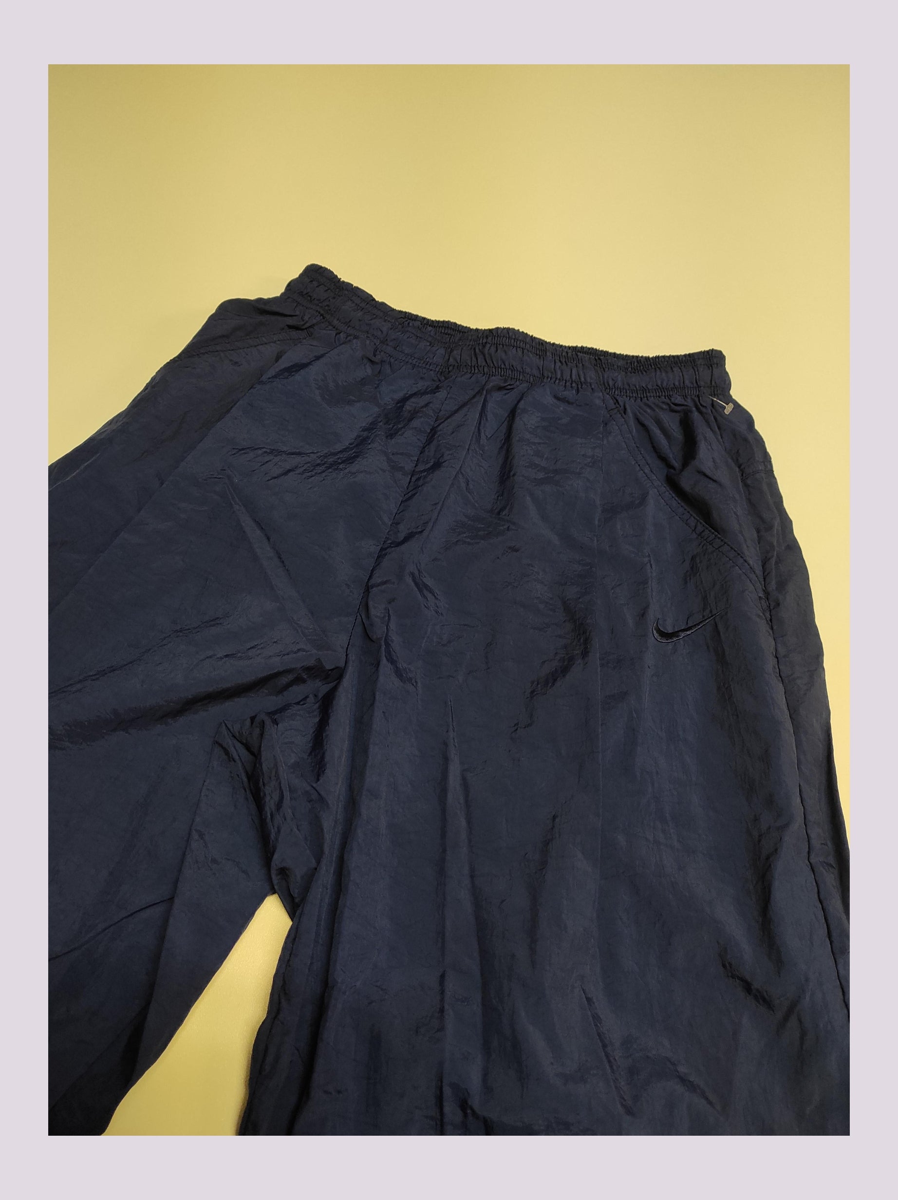 Entdecke unsere Vintage Track Pants von Nike und anderen Marken, erhältlich bei Valuxery.de - Dein Shop für trendige Vintage - Kleidung. Unsere Track Pants sind aus hochwertigen Materialien und