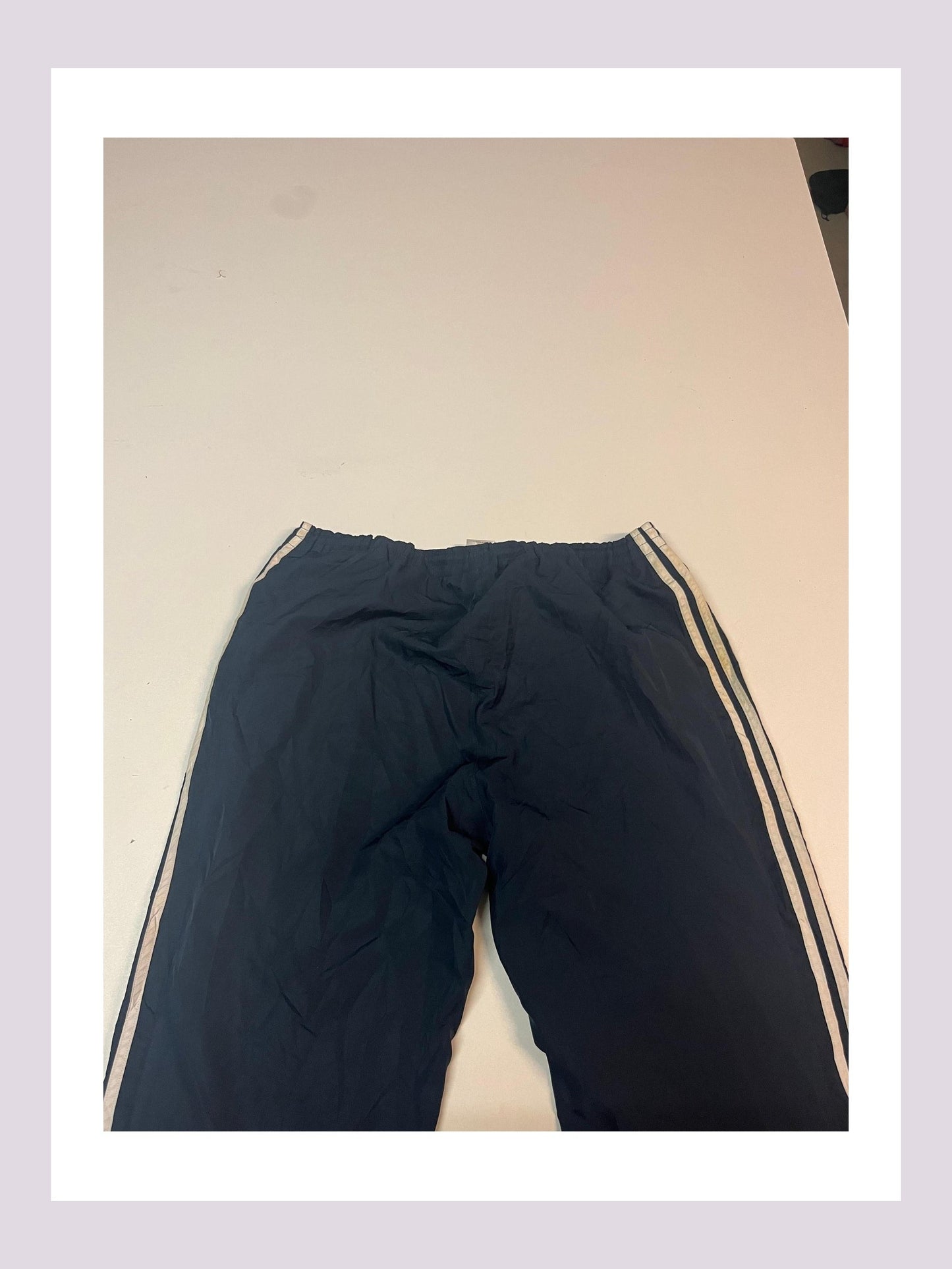 Entdecke unsere Vintage Track Pants von Nike und anderen Marken, erhältlich bei Valuxery.de - Dein Shop für trendige Vintage - Kleidung. Unsere Track Pants sind aus hochwertigen Materialien und