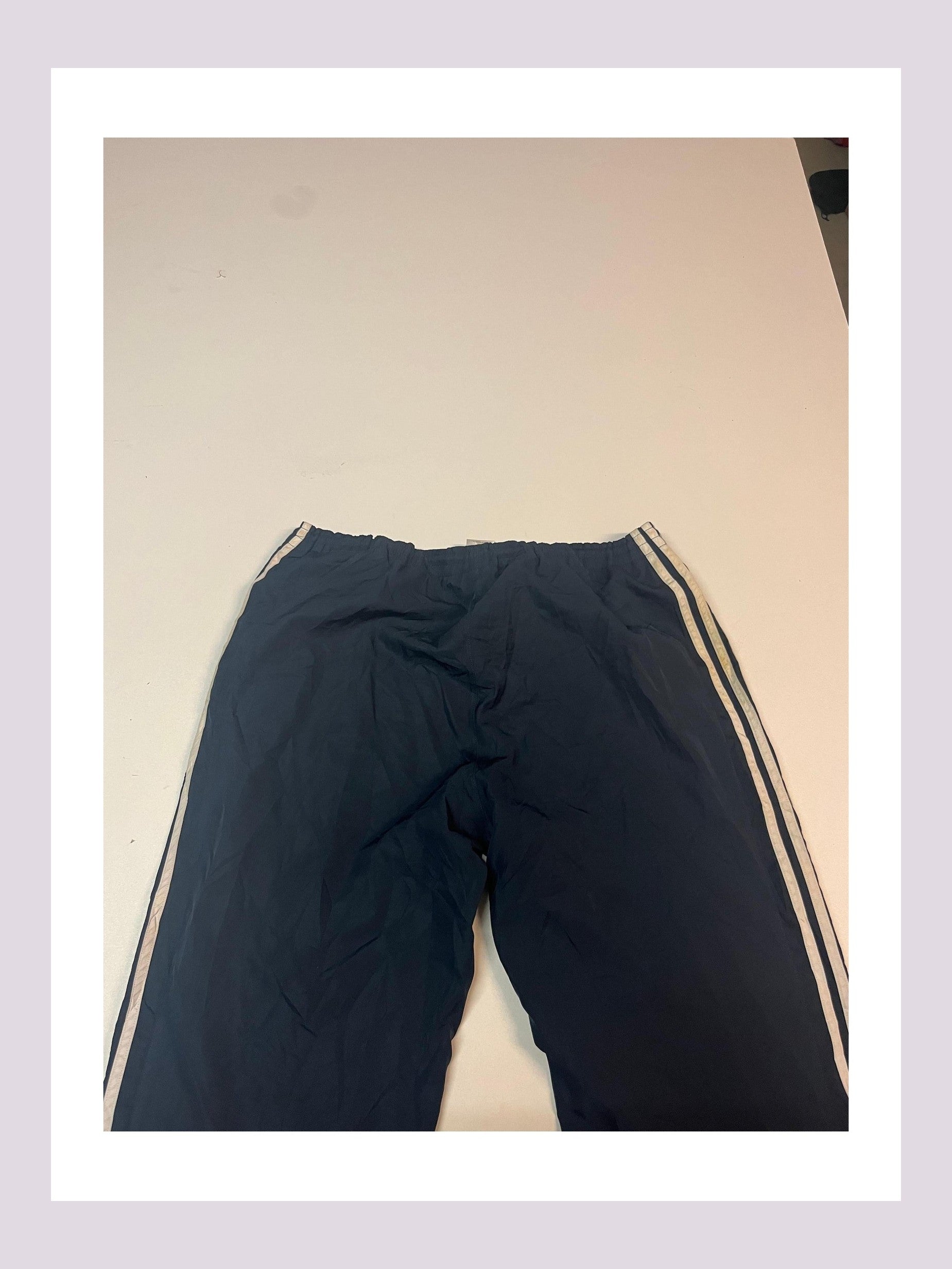 Entdecke unsere Vintage Track Pants von Nike und anderen Marken, erhältlich bei Valuxery.de - Dein Shop für trendige Vintage - Kleidung. Unsere Track Pants sind aus hochwertigen Materialien und