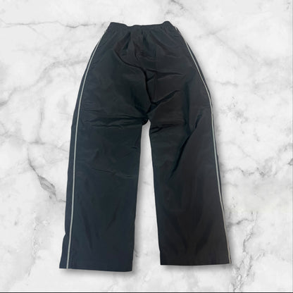 Entdecke unsere Vintage Track Pants von Nike und anderen Marken, erhältlich bei Valuxery.de - Dein Shop für trendige Vintage - Kleidung. Unsere Track Pants sind aus hochwertigen Materialien und