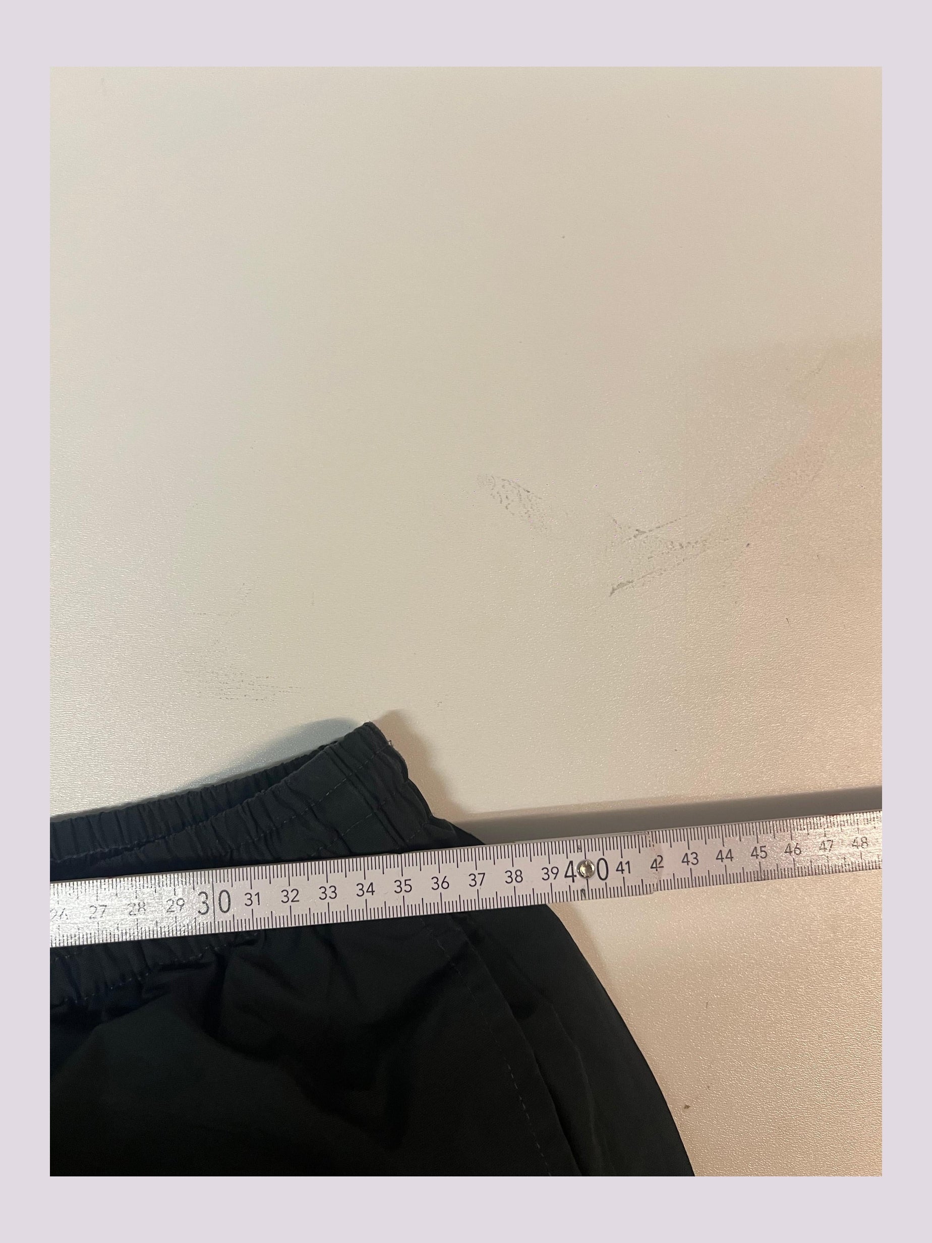 Entdecke unsere Vintage Track Pants von Nike und anderen Marken, erhältlich bei Valuxery.de - Dein Shop für trendige Vintage - Kleidung. Unsere Track Pants sind aus hochwertigen Materialien und