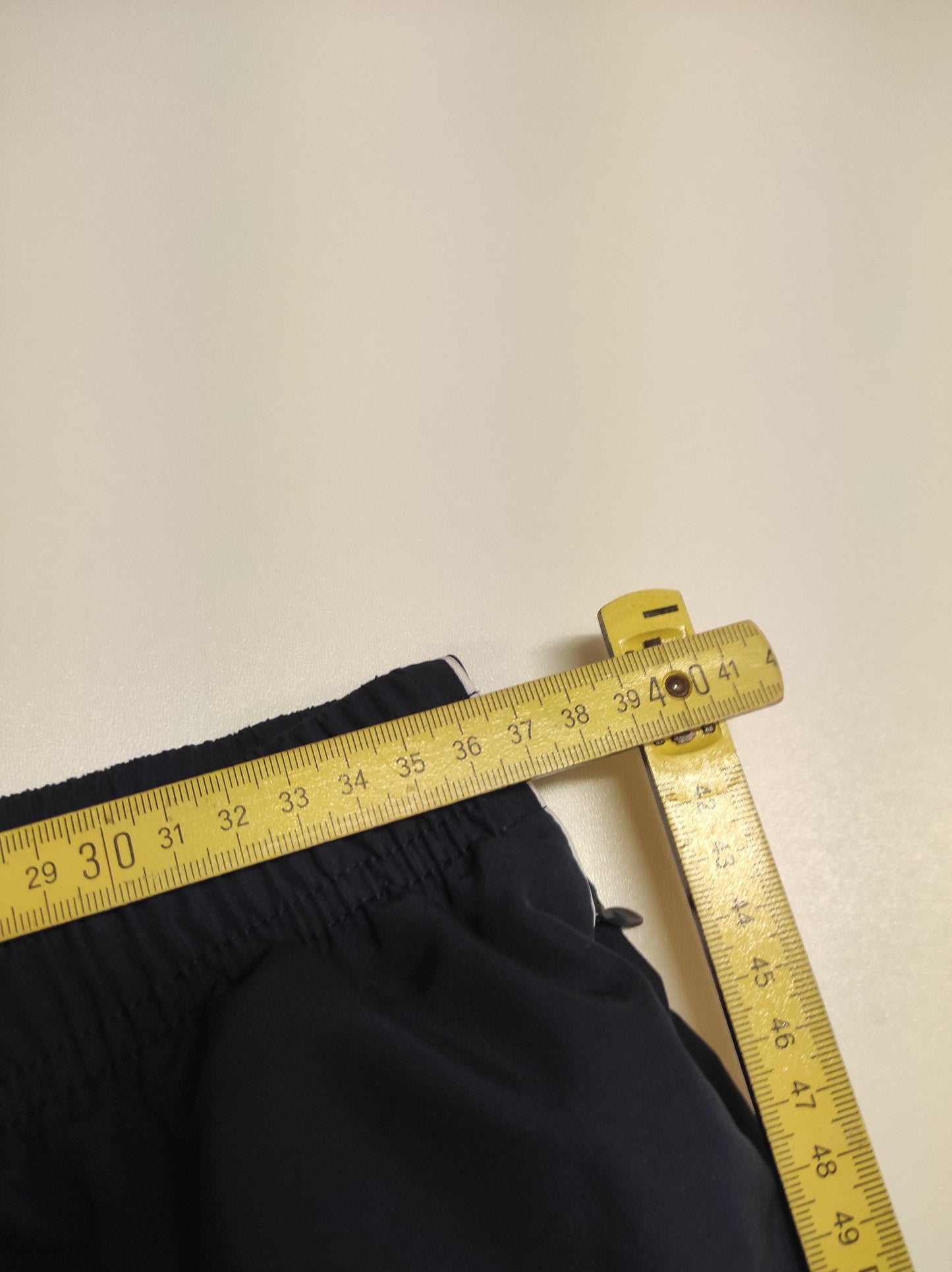 Entdecke unsere Vintage Track Pants von Nike und anderen Marken, erhältlich bei Valuxery.de - Dein Shop für trendige Vintage - Kleidung. Unsere Track Pants sind aus hochwertigen Materialien und