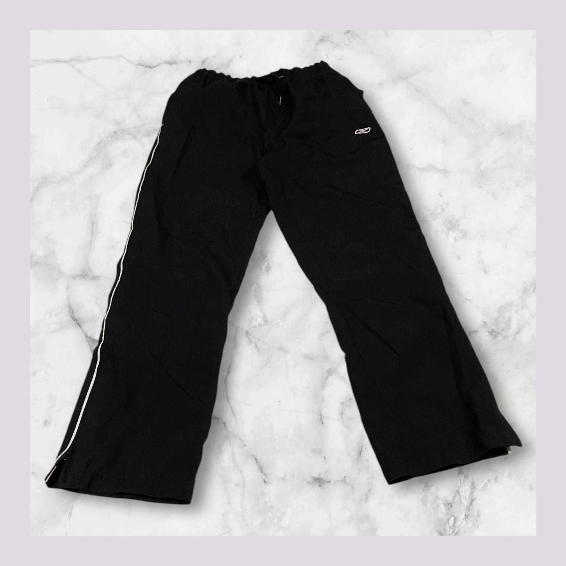 Entdecke unsere Vintage Track Pants von Nike und anderen Marken, erhältlich bei Valuxery.de - Dein Shop für trendige Vintage - Kleidung. Unsere Track Pants sind aus hochwertigen Materialien und
