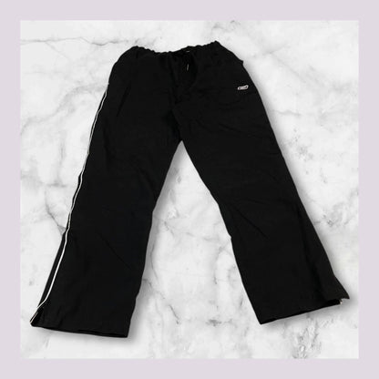 Entdecke unsere Vintage Track Pants von Nike und anderen Marken, erhältlich bei Valuxery.de - Dein Shop für trendige Vintage - Kleidung. Unsere Track Pants sind aus hochwertigen Materialien und