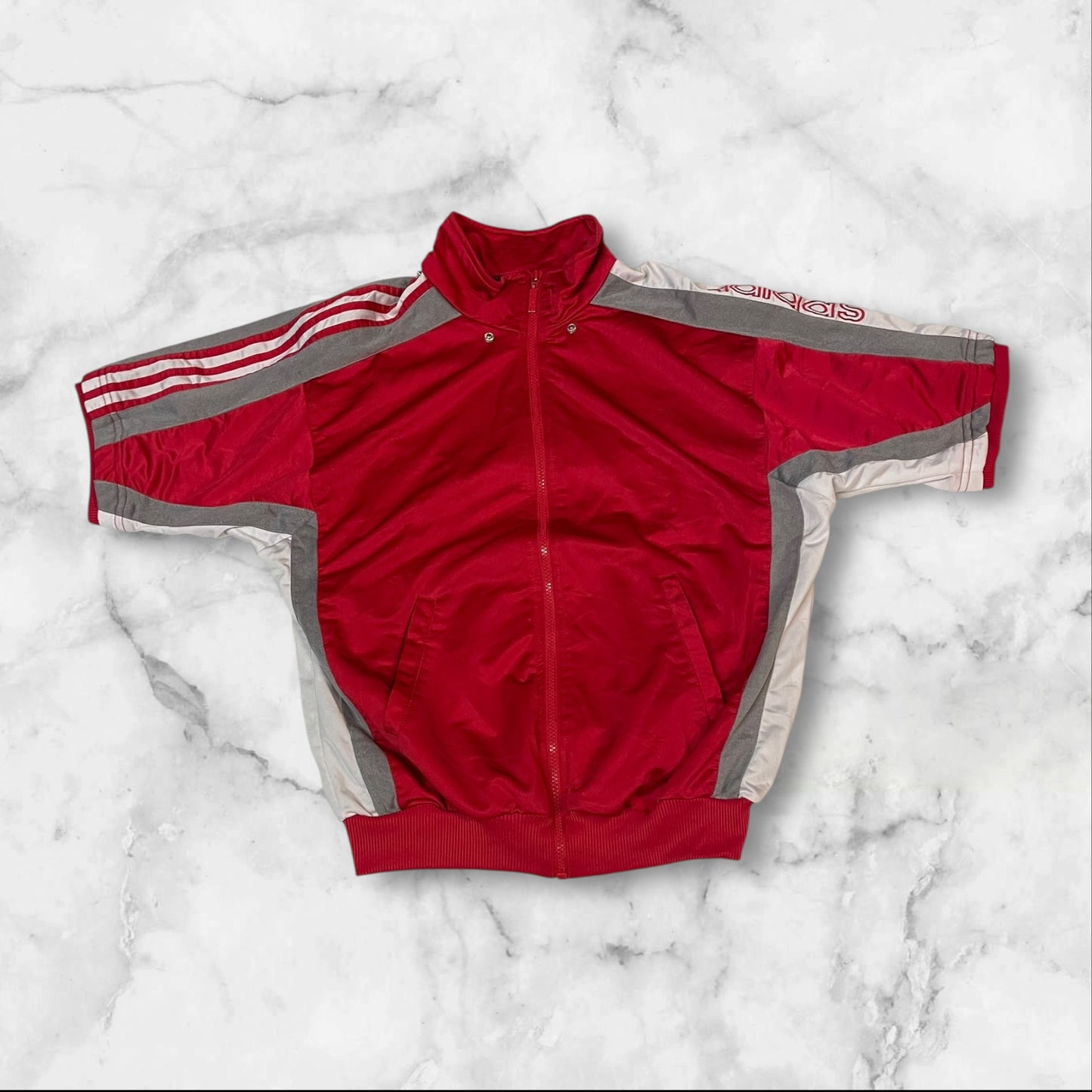 Entdecke unsere Vintage Track Pants von Nike und anderen Marken, erhältlich bei Valuxery.de - Dein Shop für trendige Vintage - Kleidung. Unsere Track Pants sind aus hochwertigen Materialien und