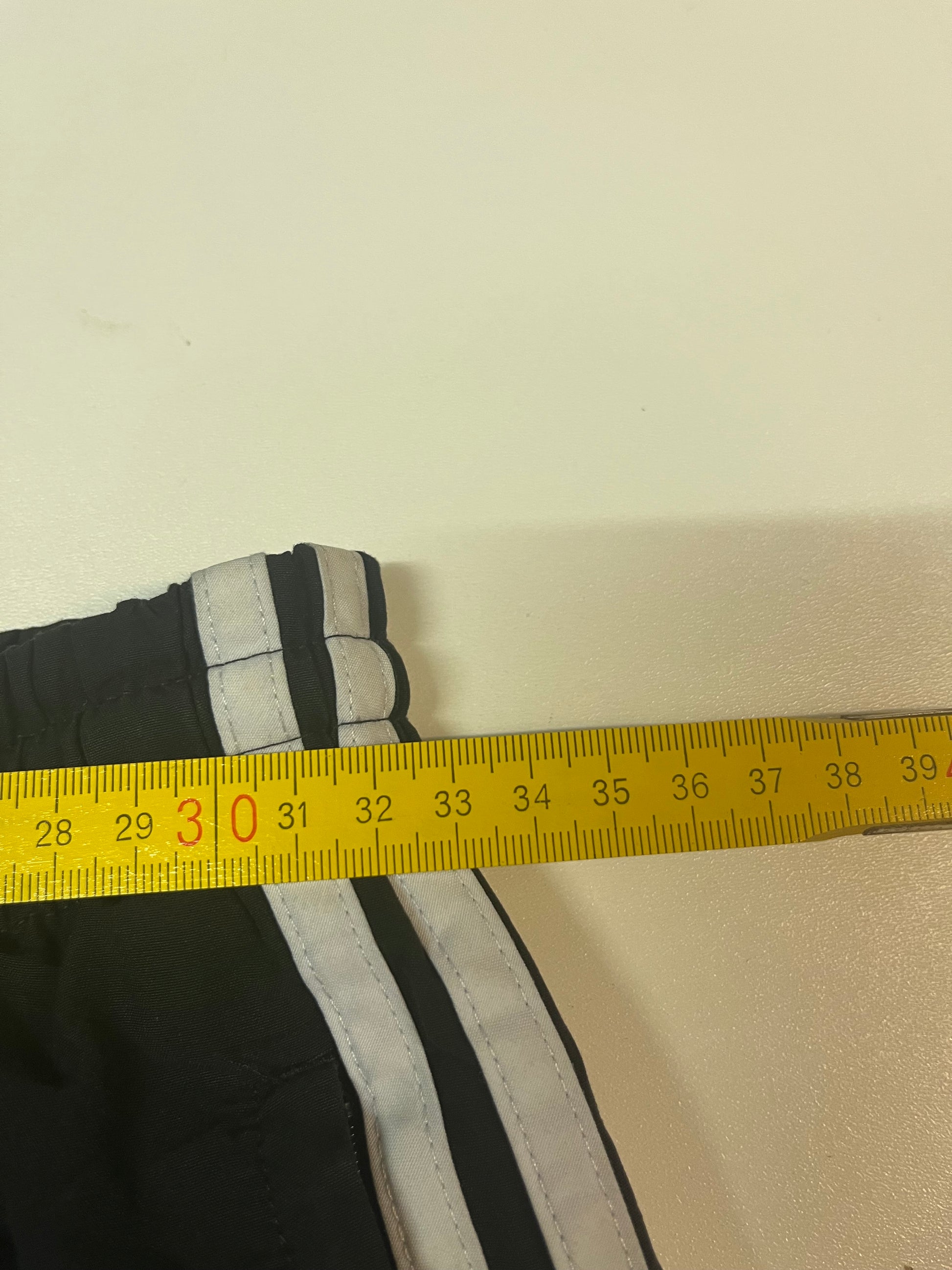 Entdecke unsere Vintage Track Pants von Nike und anderen Marken, erhältlich bei Valuxery.de - Dein Shop für trendige Vintage - Kleidung. Unsere Track Pants sind aus hochwertigen Materialien und